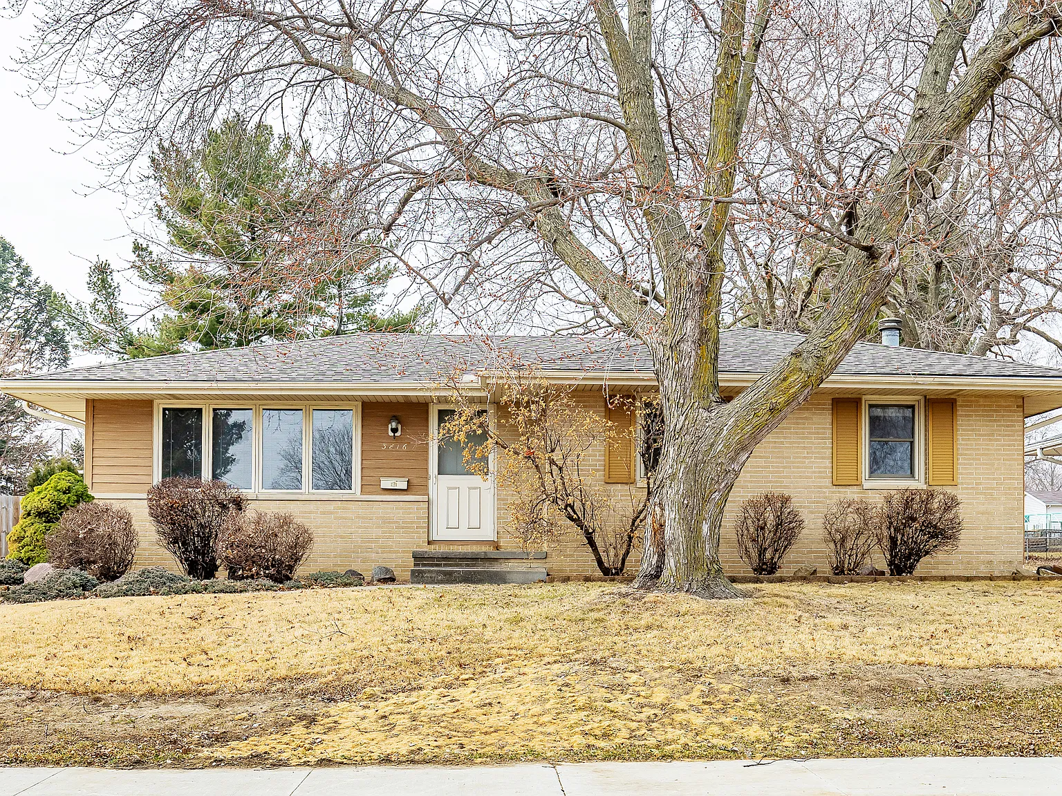 Newly Remodeled 3BR Ranch in Urbandale | Fenced Yard | 2-Car Garage | — Photo 1