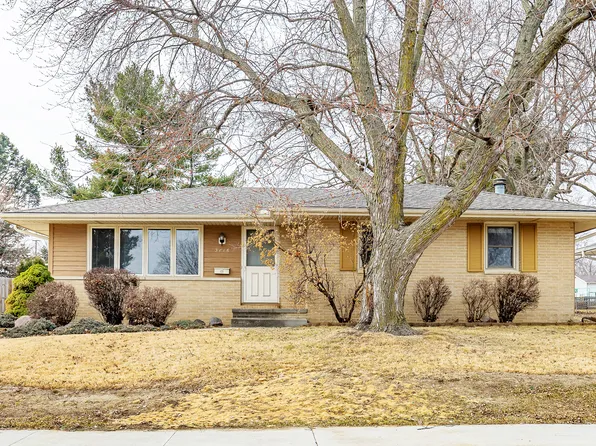 3816 82nd St, Urbandale, IA 50322