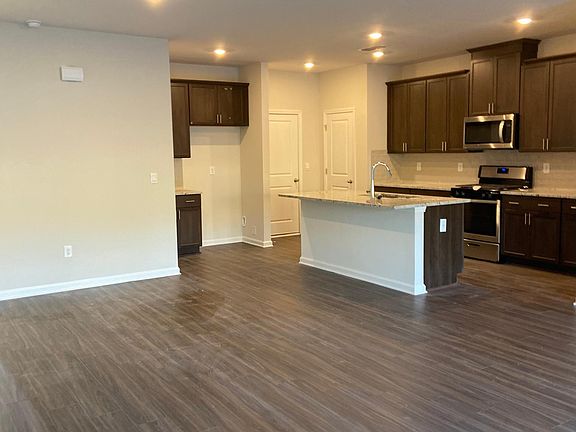 4th image of 910 Sunny Lake Dr