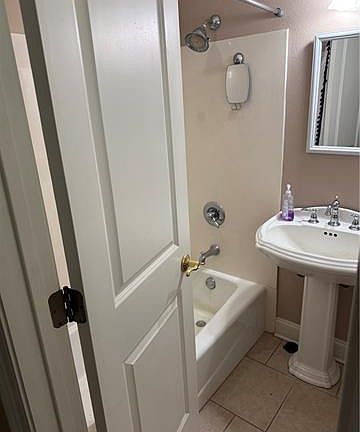 5th image of 5661B Woodlawn Pl