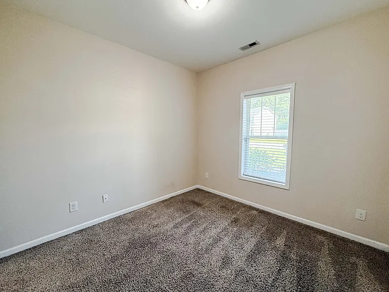 728 Roanoke Dr — Photo 15