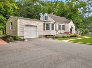 374 North St, Manorville, NY 11949