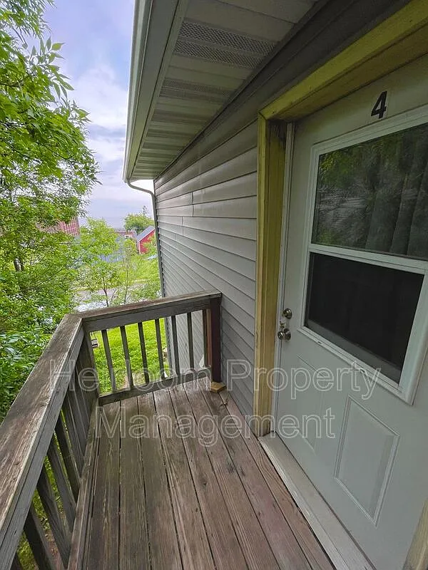 Studio, 1.0 bath, 375 sqft, $900 — Photo 2
