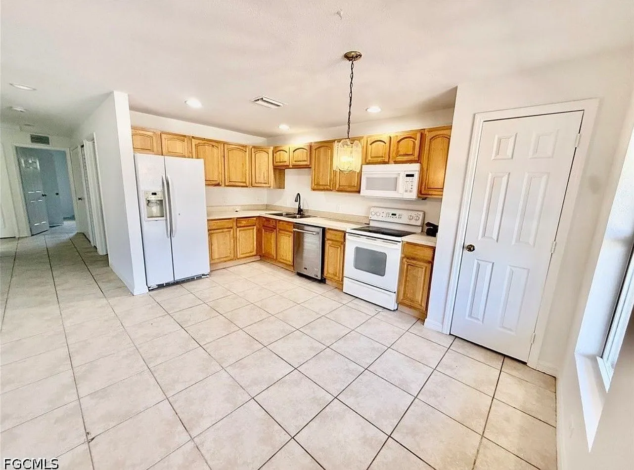 3 bed, 1300 sqft, $1,800 — Photo 2