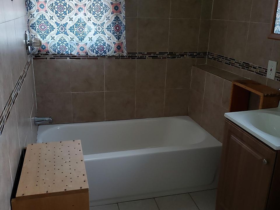 2nd image of 10159 117th St Unit 2