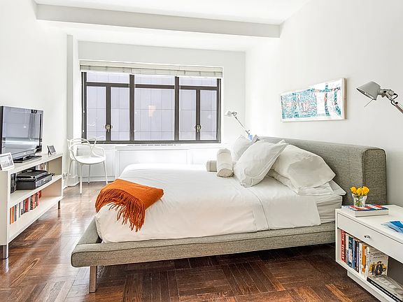 3rd image of 25 W 54th St #4E