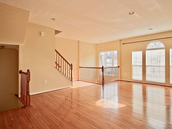 5th image of 212 Raynar Ct