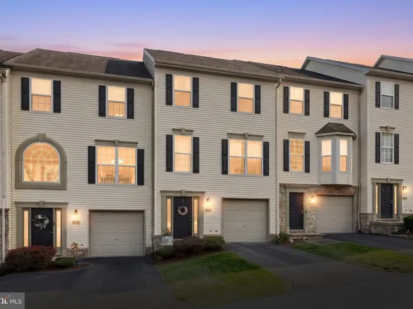 2720 Hunt Club Dr #4, York, PA 17402