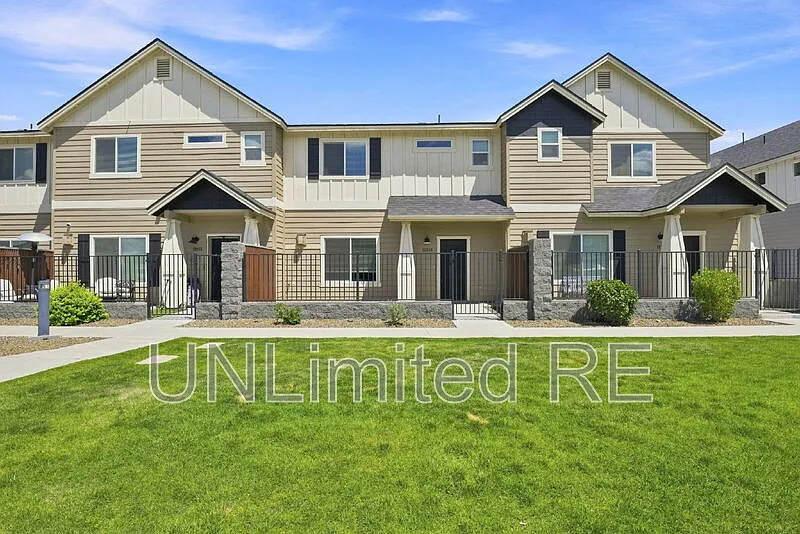 3 bed, 2.5 bath, 1600 sqft, $2,495 — Photo 2