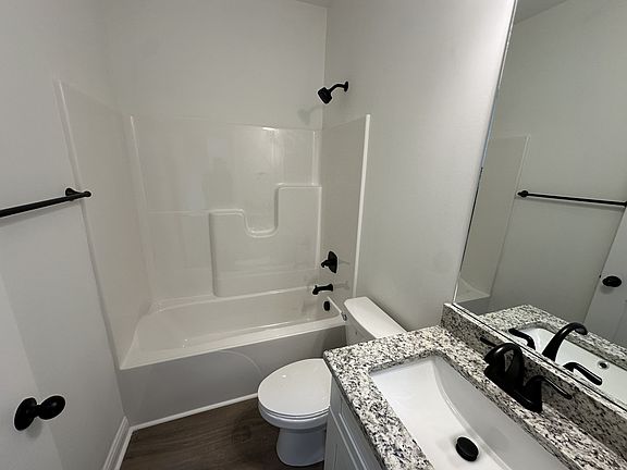 5th image of 834 Ridgewood Dr #4