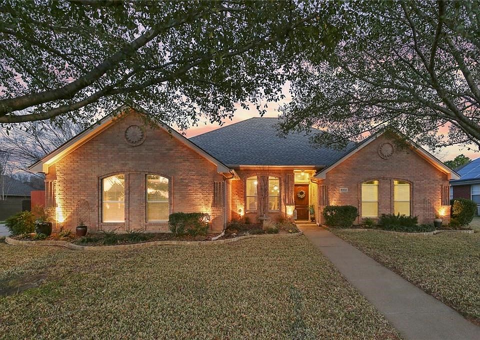 Great curb appeal on this single story located in a great neighborhood within Keller ISD