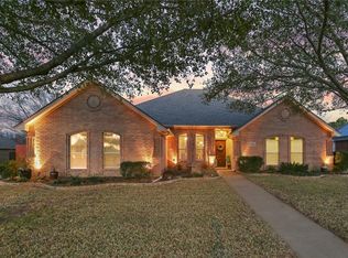 8352 Thornhill Dr, North Richland Hills, TX 76182