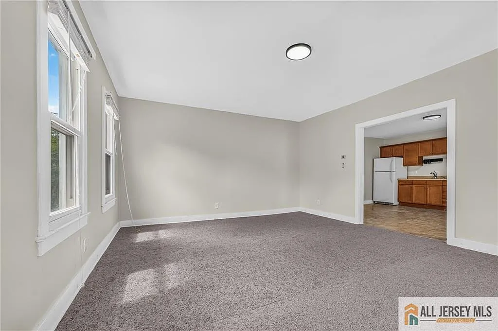 2 bed, 1.0 bath, 3564 sqft, $1,800 — Photo 3
