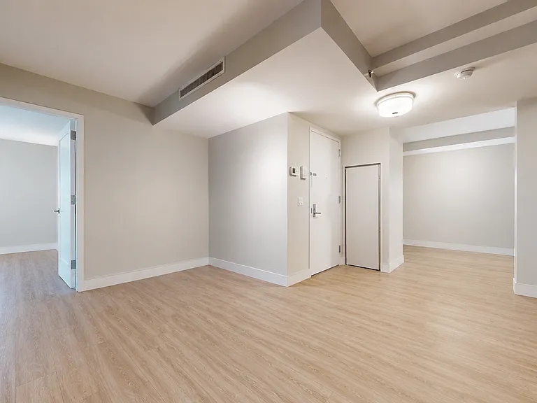237 E 34th St #401 — Photo 7