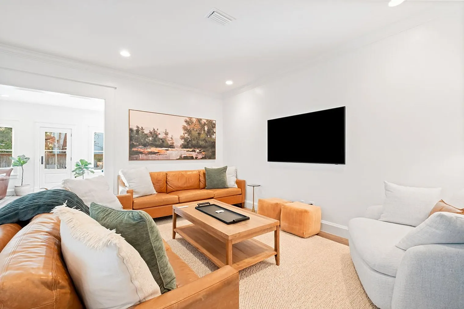 4 bed, 4.0 bath, 2325 sqft, $10,483 — Photo 2