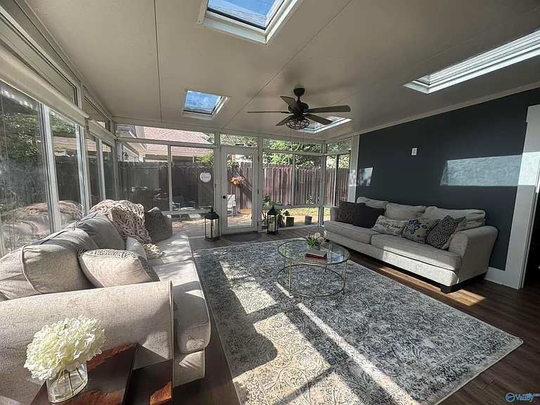 208 Surrey Rd SW — Photo 31