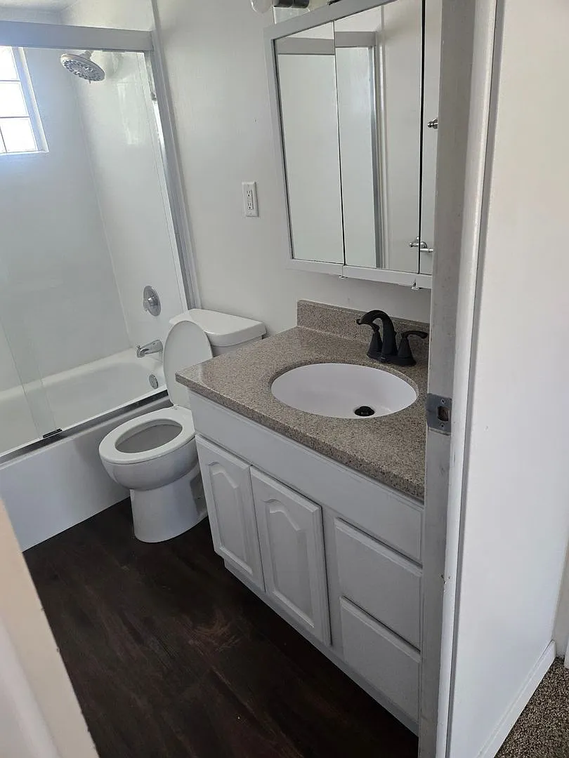 2 Bedroom Home with Fenced Yard & Updated Flooring in Kitchen/Bath — Photo 4