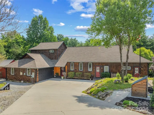 82 Hidden Knoll Dr, Hendersonville, NC 28792