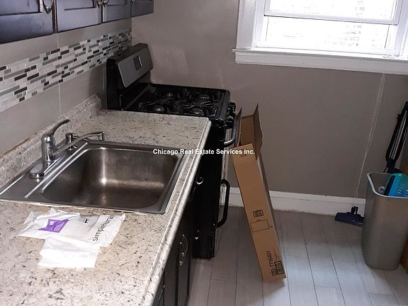 3rd image of 1922 W Morse Ave