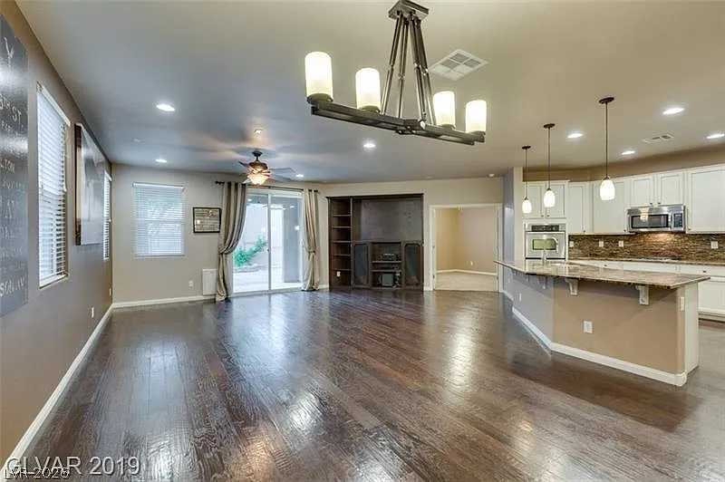 4 bed, 2.5 bath, 2566 sqft, $3,100 — Photo 4