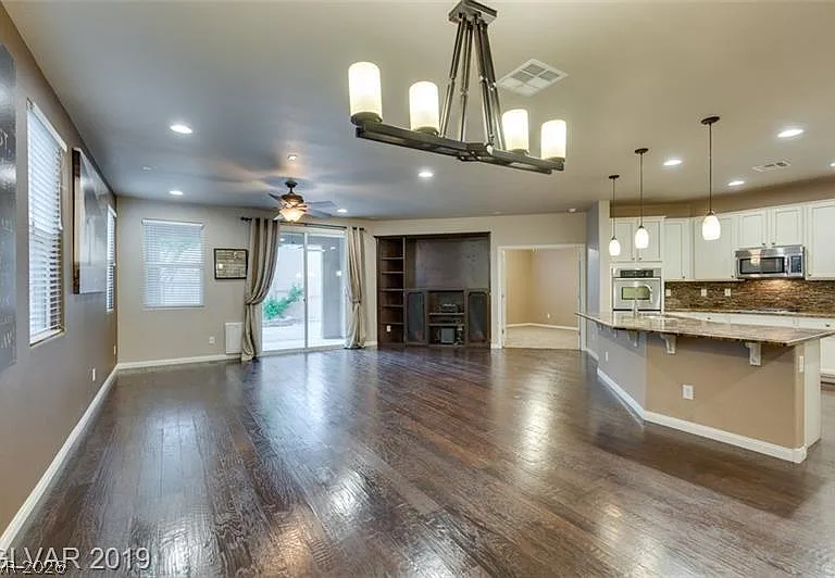 1077 Hickory Park St — Photo 4