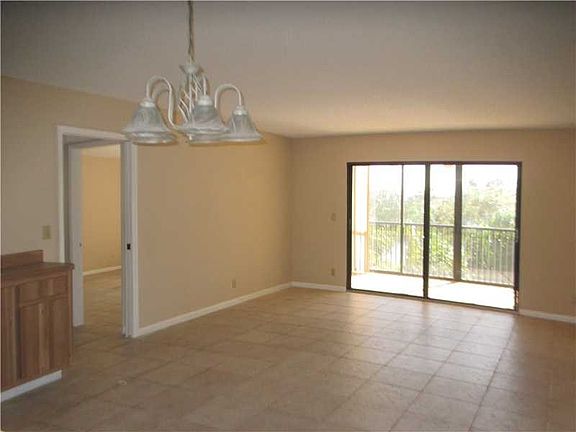 4th image of 2202 S Cypress Bend Dr APT 207