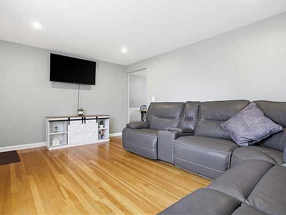3rd image of 5 Shady Ln