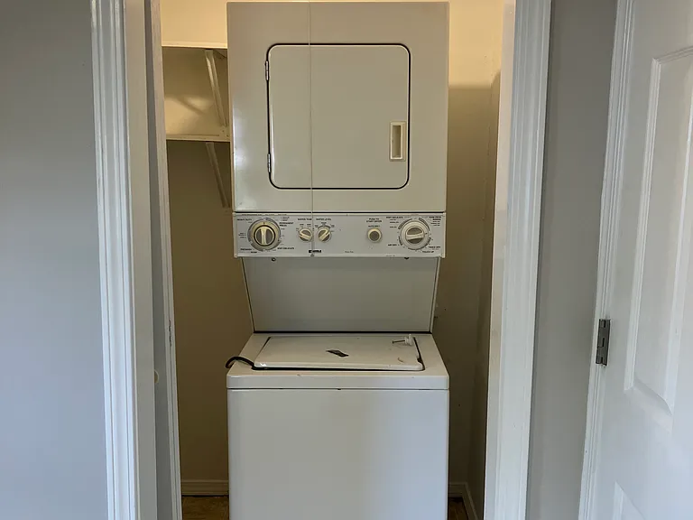 212 E Marshall St — Photo 15