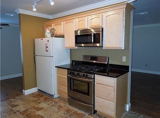 4th image of 736 Oakwood Dr