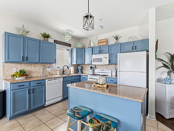 5th image of 110 E Poplar Ave #103