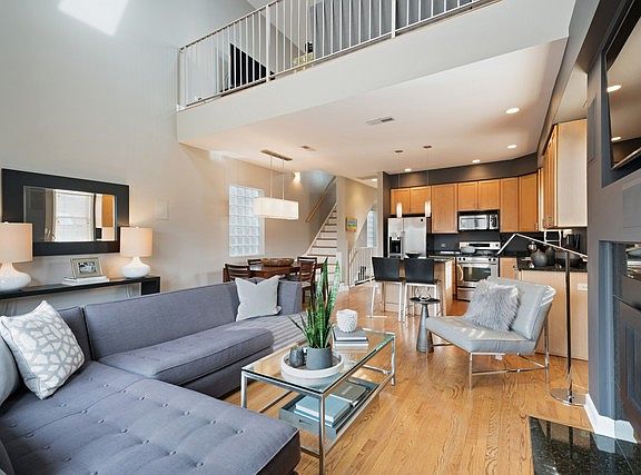 3rd image of 921 N Winchester Ave #3