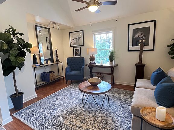 vaulted ceiling spacious open door plan lots of light