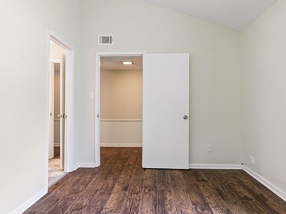 4th image of 602 Running Brook Rd