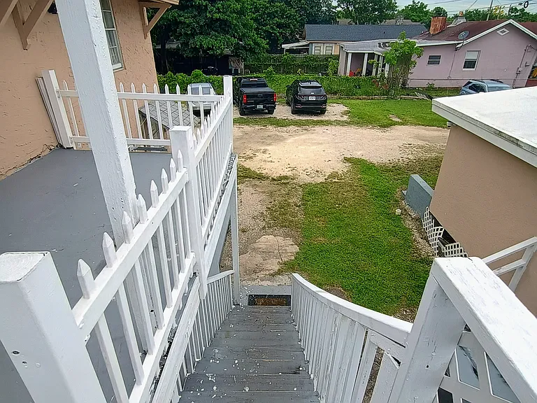 Stairs to unit/escaleras a la unidad.