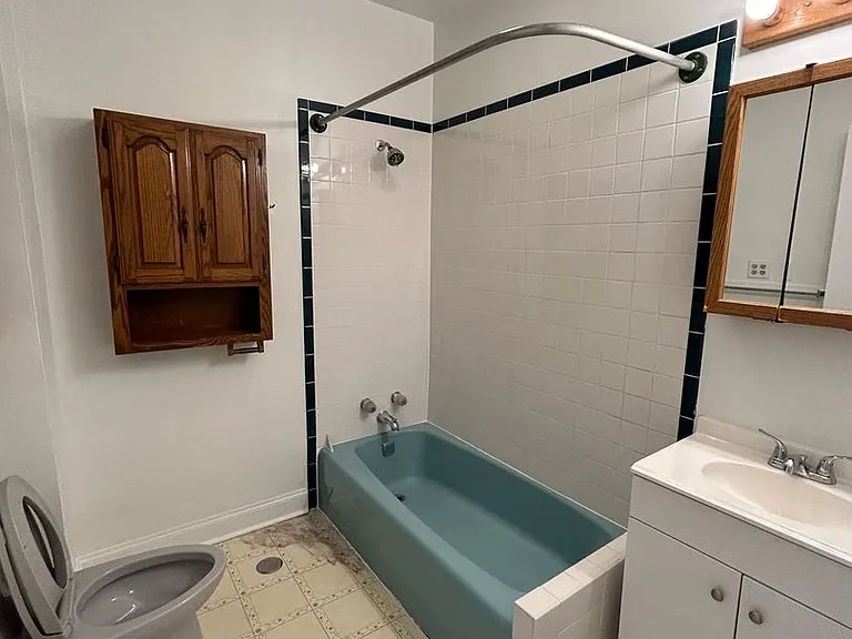 1243 W 32nd St #2R — Photo 8