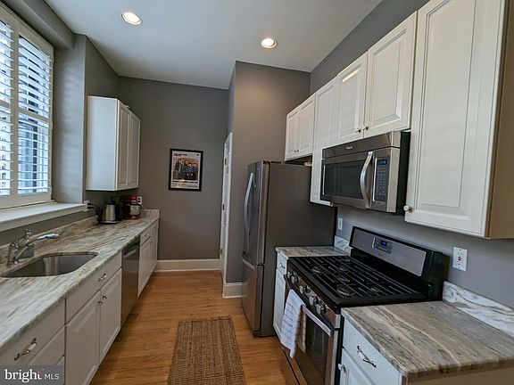 5th image of 246 Fitzwater St Unit 1D