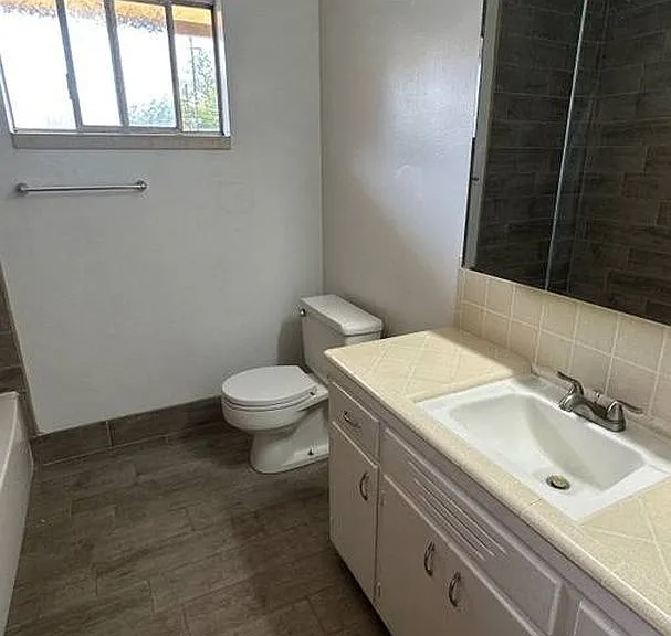 Land Park Manor — Photo 3