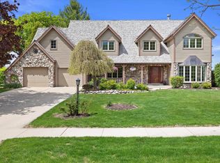 3028 Kisdon Hill Dr, Waukesha, WI 53188