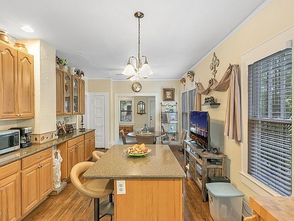 3rd image of 319 24TH Street W