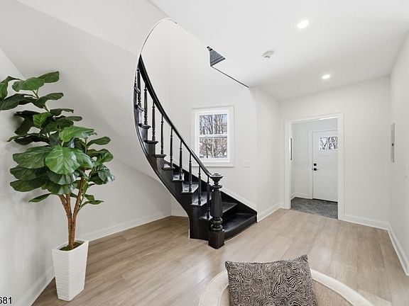 3rd image of 28 1/2 Irving St