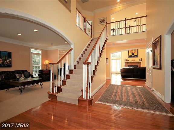 2-Story Foyer w/Gorgeous Hardwood Floors
