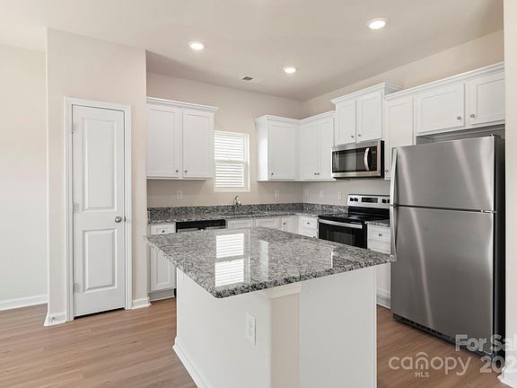 4th image of 3335 Burberry Dr