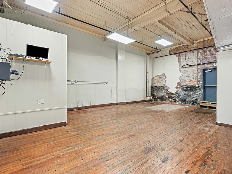 205 E Walnut St — Photo 13