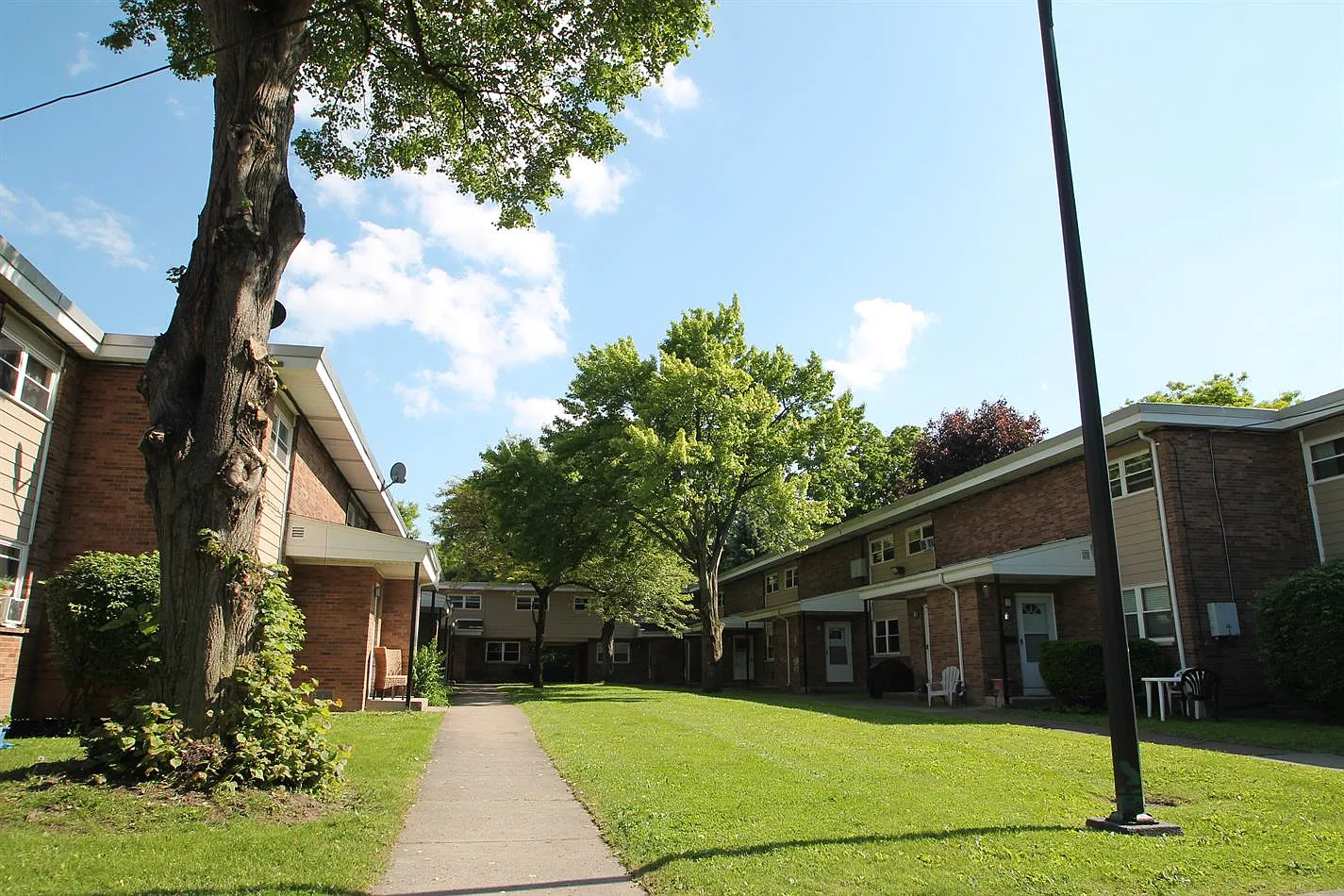 Delsan Court — Photo 1