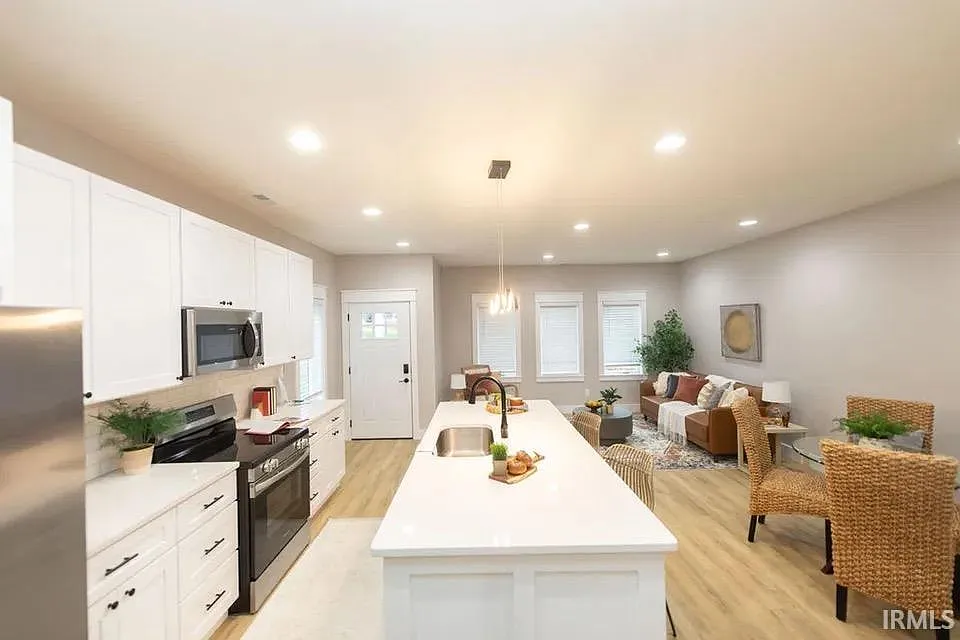 5 bed, 5.0 bath, 2158 sqft, $4,900 — Photo 3