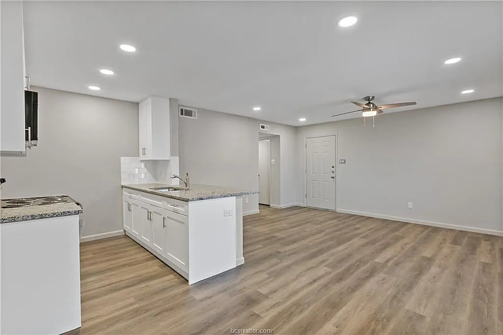 2 bed, 798 sqft, $1,200 — Photo 4
