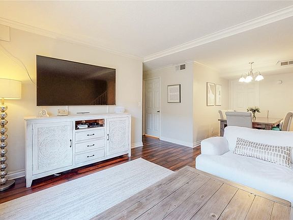 2nd image of 13825 Victory Blvd Unit 3