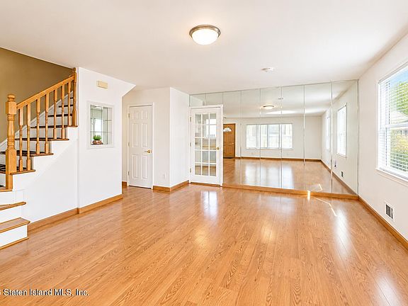 4th image of 11 Rubenstein St