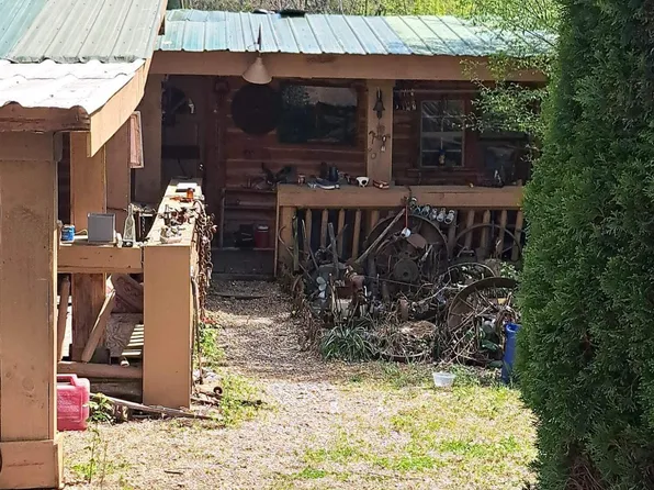 3392 Pawpaw Rd, Thorn Hill, TN 37881