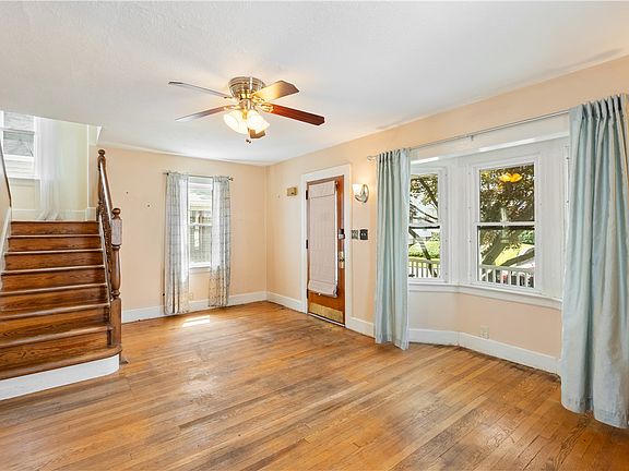 3rd image of 225 W Chestnut St